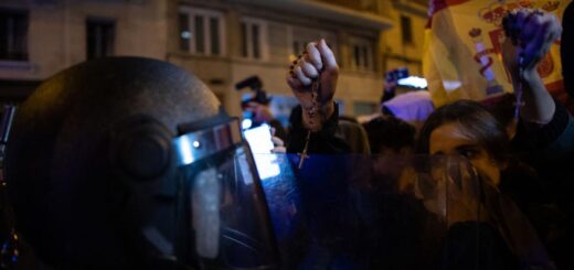 Décimo día de protesta en Ferraz: unas 1.200 personas