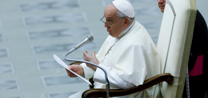 El Papa Francisco destituye a un obispo estadounidense crítico con su papado