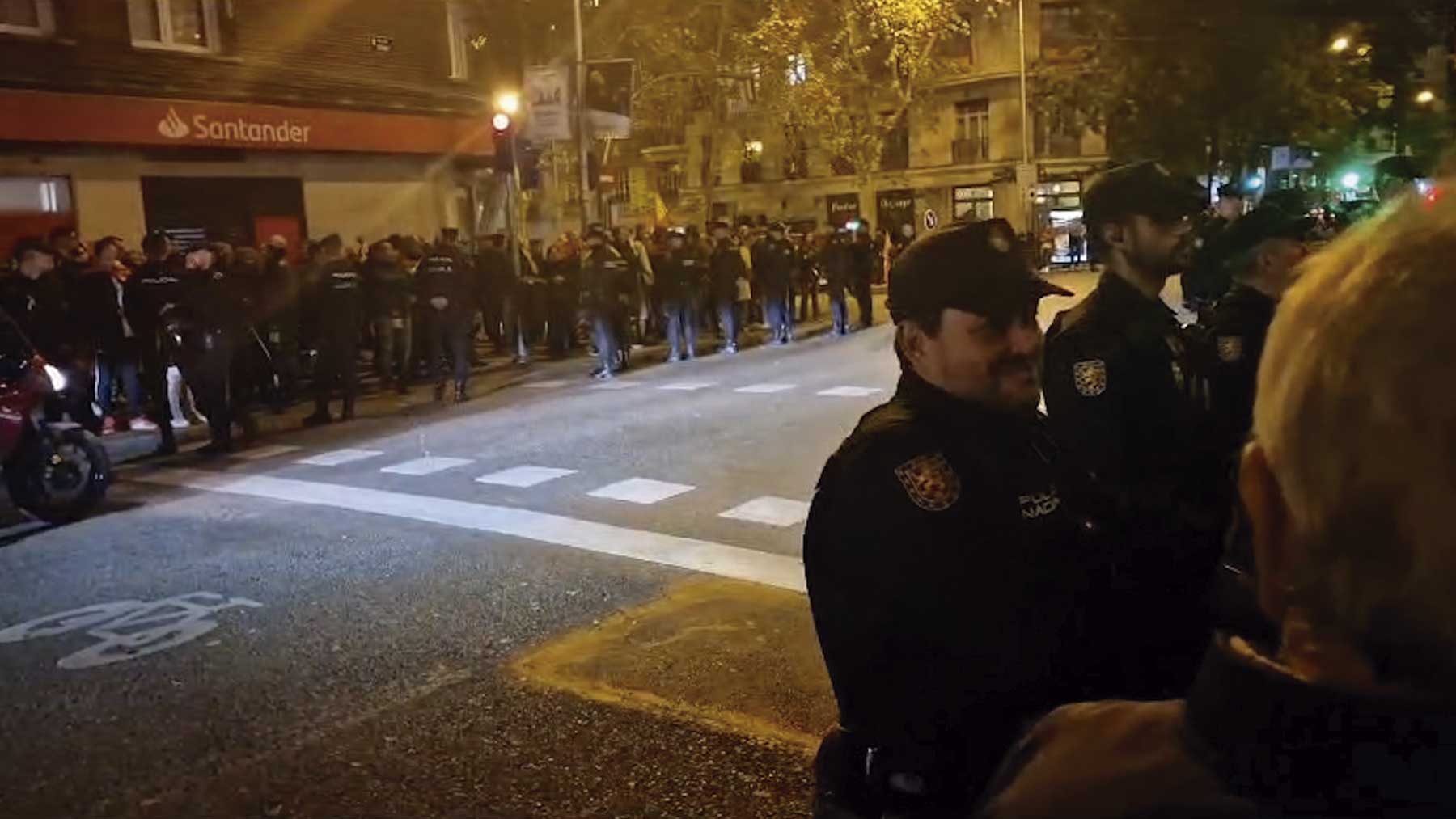 La Policía acorrala a manifestantes en las aceras de Ferraz y corta la marcha hacia La Moncloa