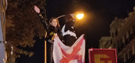 La falangista Isabel Peralta, abucheada tras subirse a un quiosco y realizar saludos fascistas en plena manifestación de Ferraz
