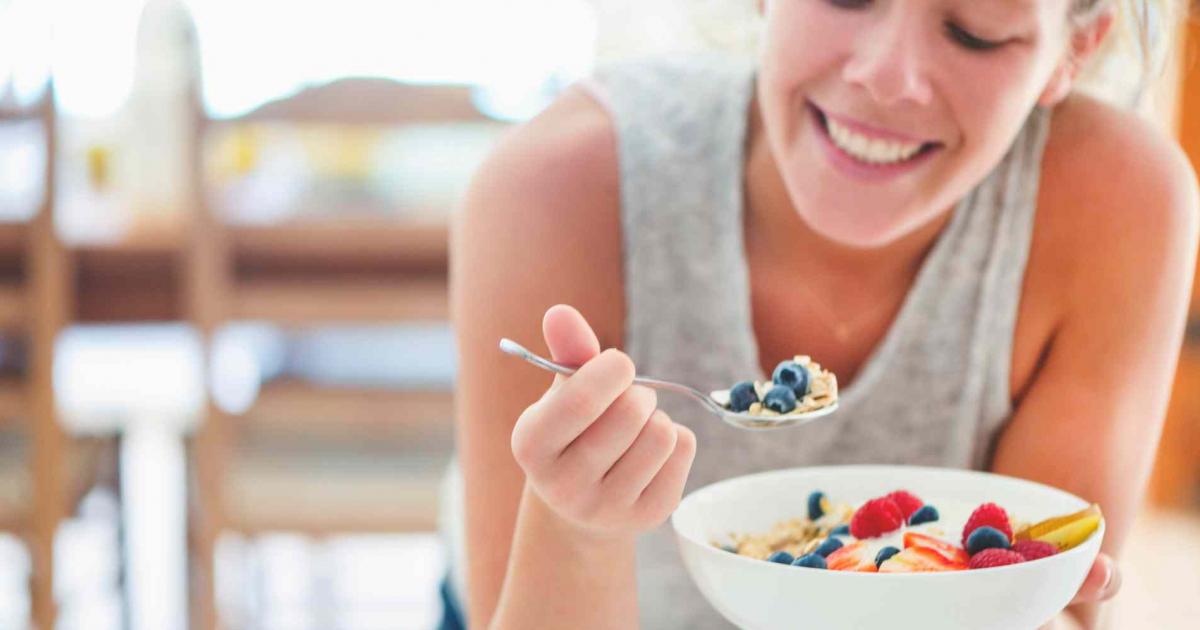 La fruta que ayuda a prevenir la osteoporosis y que deben consumir las mujeres a partir de los 45 años