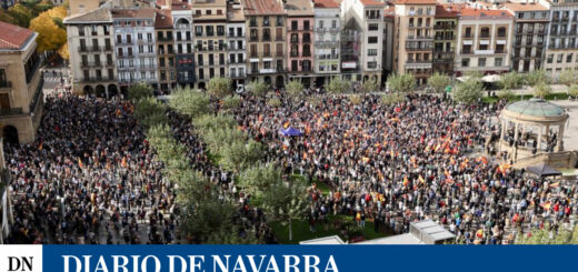 Miles de personas claman en la Plaza del Castillo contra el pacto PSOE-Junts y a favor de la igualdad de los españoles