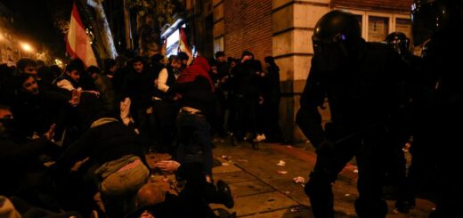 Tensión y carga policial en la protesta contra la amnistía en la sede del PSOE en Madrid