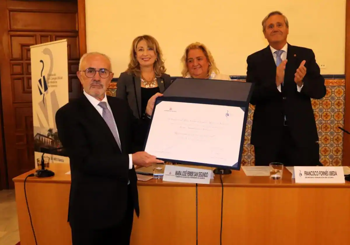Dr. Vicente Guillem, premiado por su trayectoria profesional