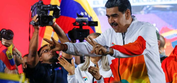 El presidente de Venezuela, Nicolás Maduro, celebrando el resultado del referéndum de anexión del Esequibo, un territorio en disputa con Guyana desde hace décadas.
