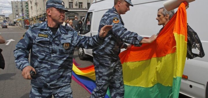 Redadas en clubes gay de Moscú después de que el movimiento LGBTQ fuera declarado "extremista"